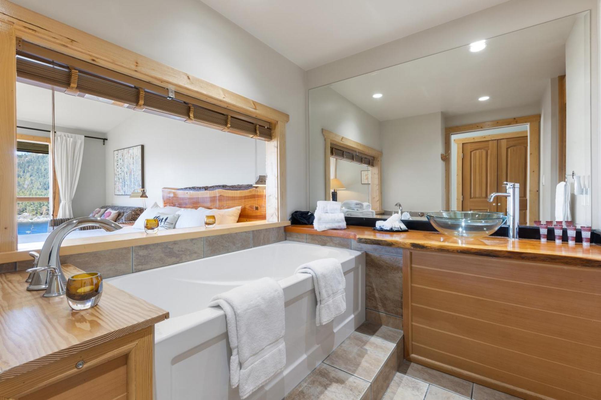 West Coast Wilderness Lodge Egmont Екстер'єр фото